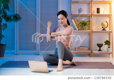 做健身的女性 138786330
