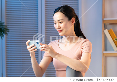 做健身的女性 做健身的女性 138786332