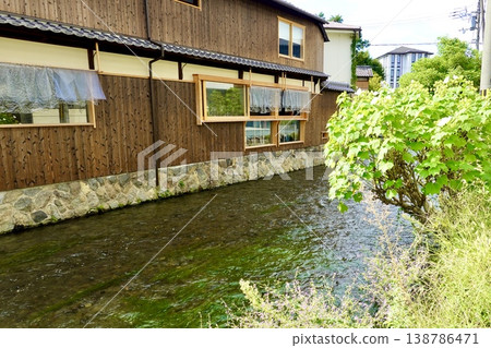 A view of the Shirakawa River from near Horiike Bridge on Shirakawa-suji in Higashiyama Ward, Kyoto City. 138786471
