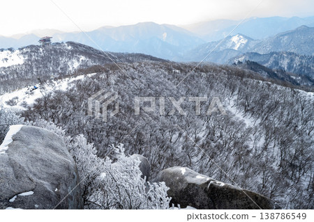 冬日的御在丈山頂沐浴在落日的金色光芒中。 138786549