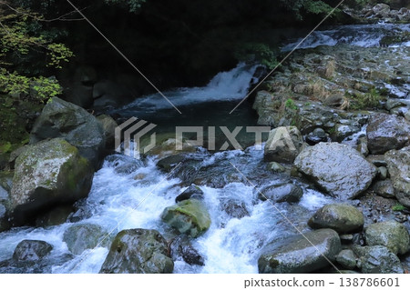 The beauty of valleys woven from rocks and clear streams: Japan's natural environment The beauty of valleys woven from rocks and clear streams: Japan's natural environment 138786601