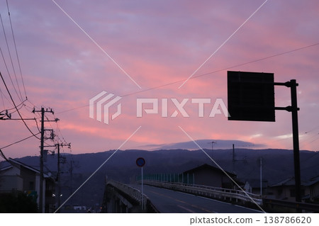 夕陽西下,郊區道路蜿蜒而過:清晨和傍晚,寧靜的日本景色。 夕陽西下,郊區道路蜿蜒而過:清晨和傍晚,寧靜的日本景色。 138786620