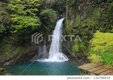 山谷景色，有瀑布和涼亭：日本的自然療癒之美。 138786650