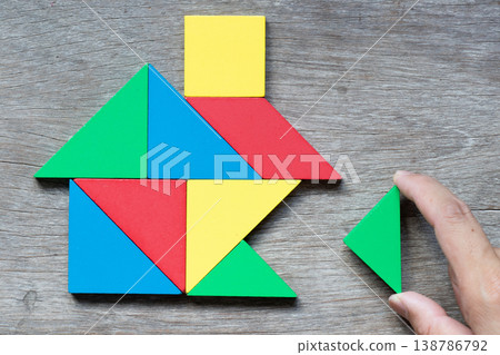 Wooden puzzle wait to fulfill home shape on wood background (conept for build dream home, happy life, house or mortgage investment) 138786792