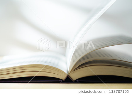 打開一本書（圖） 138787105