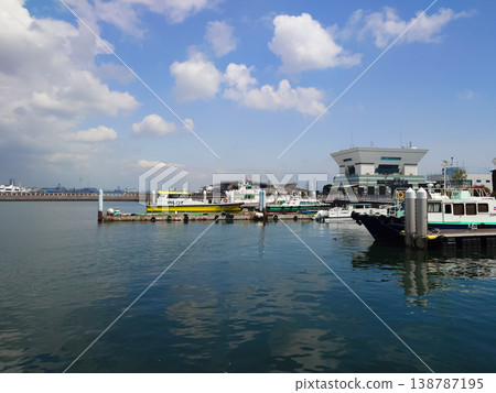 The sea of Minato Mirai and the Osanbashi Pier Building 138787195