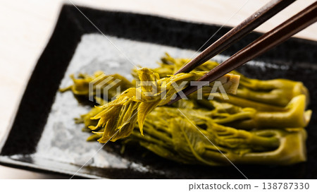 我用筷子夾了一些略微醃製過的鱈魚芽。 我用筷子夾了一些略微醃製過的鱈魚芽。 138787330