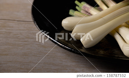 盛在黑盤子裡的紅蔥頭 138787332