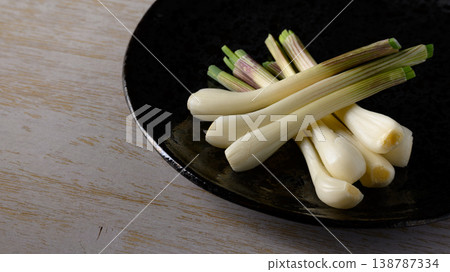 盛在黑盤子裡的紅蔥頭 138787334