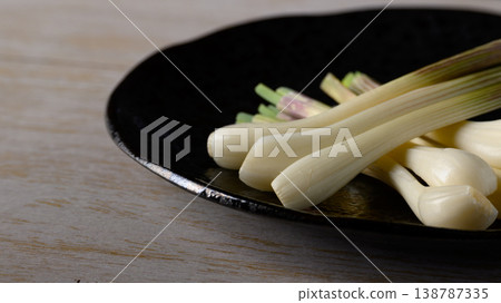盛在黑盤子裡的紅蔥頭 138787335