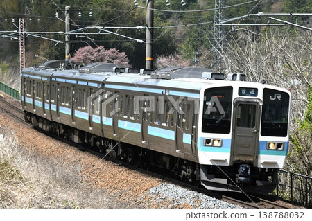 A 211 series train (N322 formation) traveling on the Chuo Main Line towards Matsumoto. 138788032