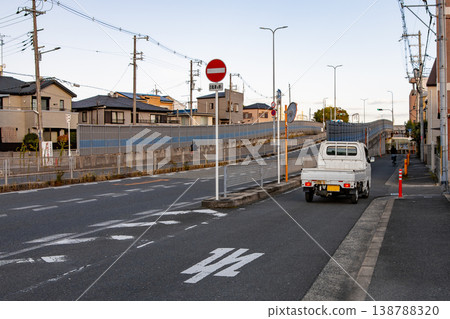 一輛輕型卡車在單行道上逆行。 一輛輕型卡車在單行道上逆行。 138788320