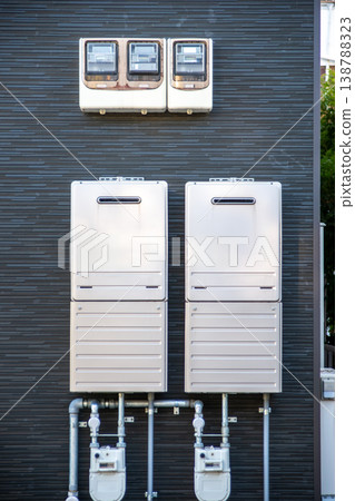 公寓大樓內的燃氣熱水器 公寓大樓內的燃氣熱水器 138788323