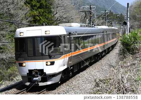 The 383 series Limited Express Shinano train heading towards Nagoya on the Chuo Main Line. 138788558