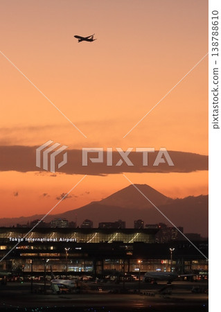夜幕降臨，富士山在夕陽的襯托下勾勒出美麗的羽田機場輪廓。 138788610