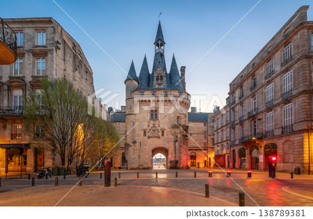 Porte Cailhau gate in Bordeaux, France Porte Cailhau gate in Bordeaux, France 138789381