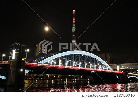 燈火通明的駒形橋和東京晴空塔 138790010
