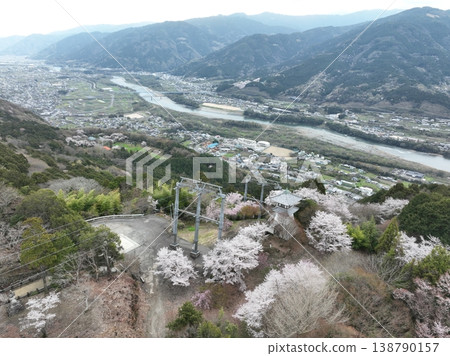 橋倉寺:高聳的燈籠和櫻花-中距離空拍,德島春景 橋倉寺:高聳的燈籠和櫻花-中距離空拍,德島春景 138790157
