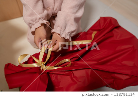 孩子的小手打開一份禮物 138791134