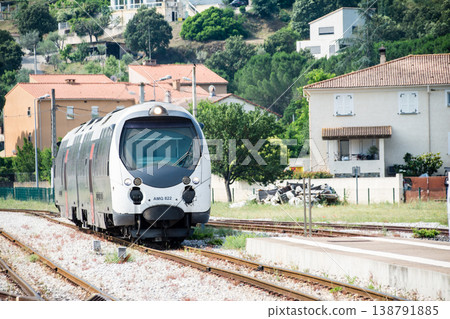 一列當地火車正駛過坐落在地中海法國科西嘉島群山環抱的蓬特盧西亞車站。 138791885
