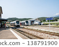 一列當地火車正駛過坐落在地中海法國科西嘉島群山環抱的蓬特盧西亞車站。 138791900