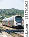 一列當地火車正駛過坐落在地中海法國科西嘉島群山環抱的蓬特盧西亞車站。 138791902