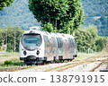 一列當地火車正駛過坐落在地中海法國科西嘉島群山環抱的蓬特盧西亞車站。 138791915
