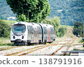 一列當地火車正駛過坐落在地中海法國科西嘉島群山環抱的蓬特盧西亞車站。 138791916