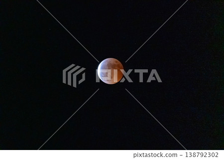 月全食時神秘的夜空 138792302