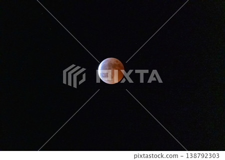 漂浮在太空中的神秘月全食 漂浮在太空中的神秘月全食 138792303