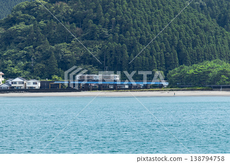 特急列車「海幸山幸」駛過細田川上的鐵路橋，細田川流入宮崎縣日南市的大土津海灘。 138794758