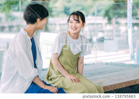 一位女士一邊享受泡腳，一邊看著她的智慧型手機。 138795663