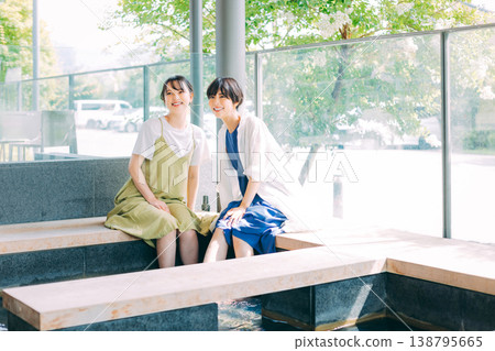 女人享受洗腳盆。 138795665