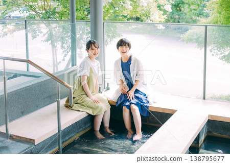 女人享受洗腳盆。 女人享受洗腳盆。 138795677