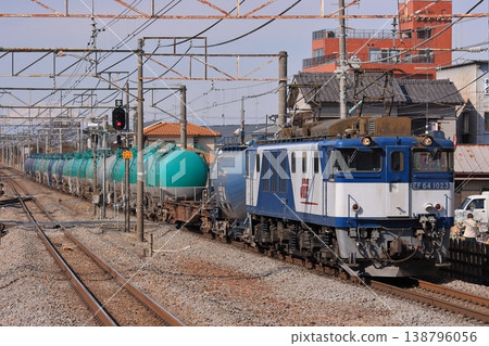 一列由EF64-1023型機車牽引的石油貨運列車正沿著JR上越線高速行駛(攝於2011年2月2日) 一列由EF64-1023型機車牽引的石油貨運列車正沿著JR上越線高速行駛(攝於2011年2月2日) 138796056