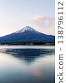 富士山倒映在河口湖中的照片。 138796112