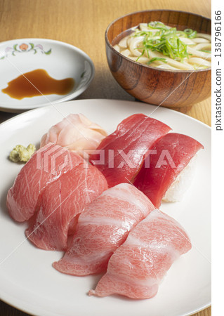 藍鰭鮪魚壽司:肥鮪魚、中肥鮪魚、瘦鮪魚 藍鰭鮪魚壽司:肥鮪魚、中肥鮪魚、瘦鮪魚 138796166