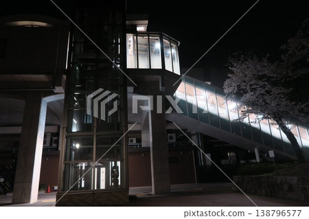 從北綾瀨站樓梯底部可以看到櫻花。 從北綾瀨站樓梯底部可以看到櫻花。 138796577
