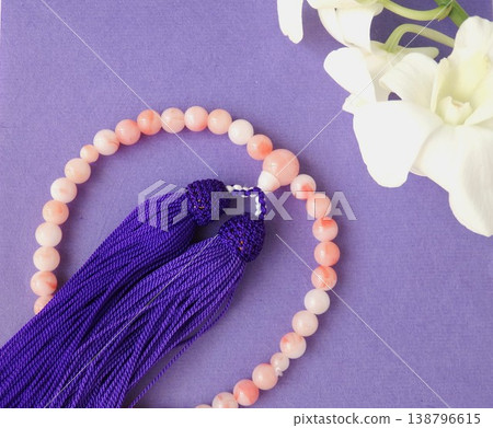 紫色背景上的佛教祭壇擺設圖片。 紫色背景上的佛教祭壇擺設圖片。 138796615