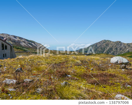 秋日從室堂眺望立山天狗平。 秋日從室堂眺望立山天狗平。 138797006