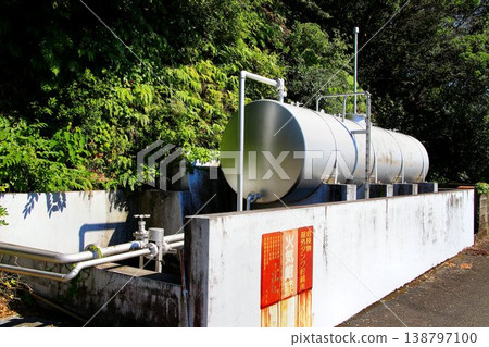 A calm and fertile sea that nurtures pearls... Oil tanks that support the harbor. A calm and fertile sea that nurtures pearls... Oil tanks that support the harbor. 138797100