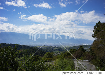 山梨縣的夏天:中央市和南阿爾卑斯市及其街景 山梨縣的夏天:中央市和南阿爾卑斯市及其街景 138797101
