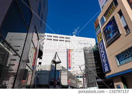 抬頭仰望東京都町田市原町田的小田急百貨町田分店 138797157