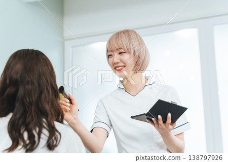 淺色頭髮的女員工正在化妝 淺色頭髮的女員工正在化妝 138797926