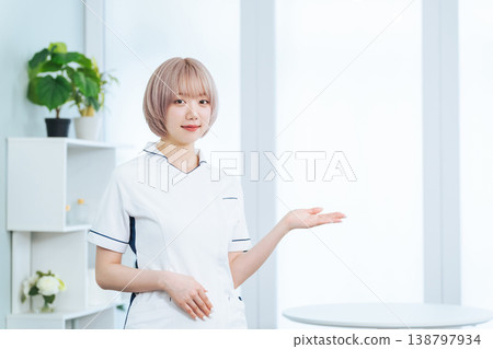 淺色頭髮的女服務生正在為顧客服務 138797934