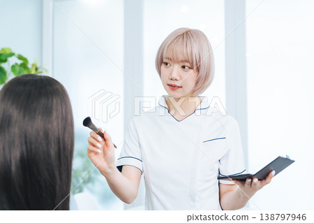 淺色頭髮的女員工正在化妝 淺色頭髮的女員工正在化妝 138797946
