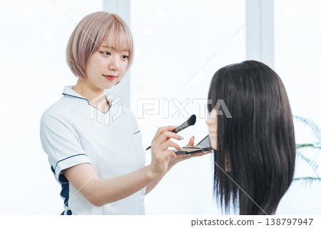 淺色頭髮的女員工正在化妝 138797947