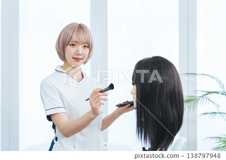 女員工正在人體模型上練習化妝 138797948