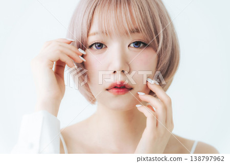 一位留著淺色短波波頭的女性的美麗時尚形象。 一位留著淺色短波波頭的女性的美麗時尚形象。 138797962