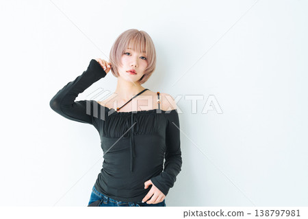 一位留著淺色短波波頭的女性的美麗時尚形象。 一位留著淺色短波波頭的女性的美麗時尚形象。 138797981